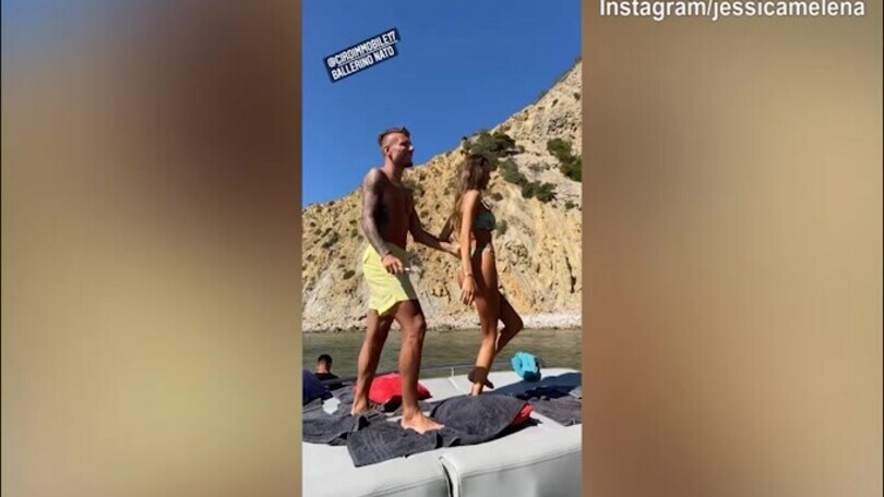 Ciro e Jessica, sexy ballo in barca!