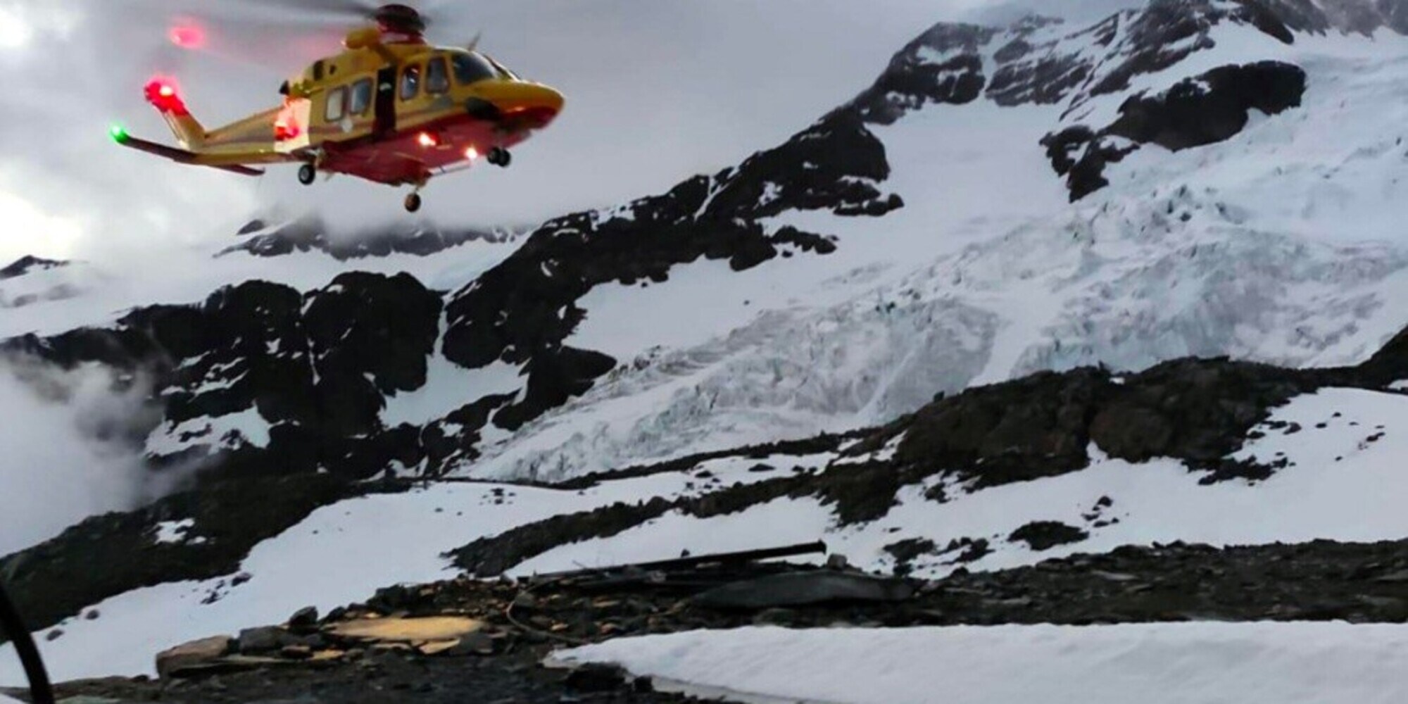 Scende a valle da solo con la gamba rotta. I soccorritori: “Un eroe”