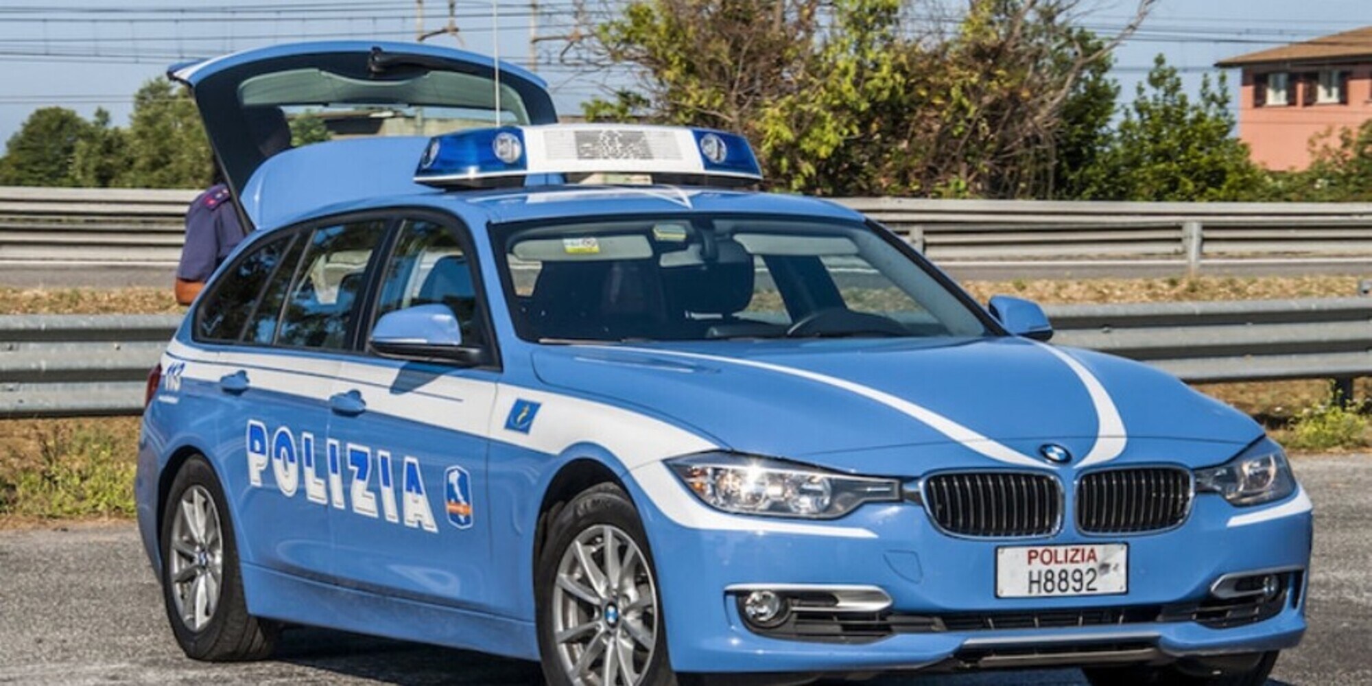 Si ferma a urinare in mezzo al traffico: scatta la maximulta