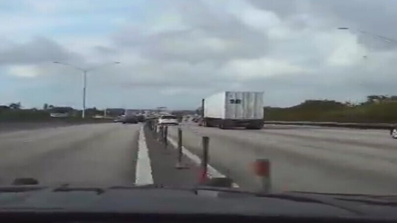 Polizia della Florida insegue un suv in autostrada: lo schianto è pauroso