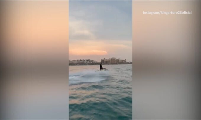 Vidal a tutta velocità sulla moto d'acqua