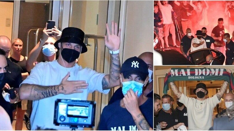 Bologna, Arnautovic è arrivato: i tifosi intonano cori fra i fumogeni