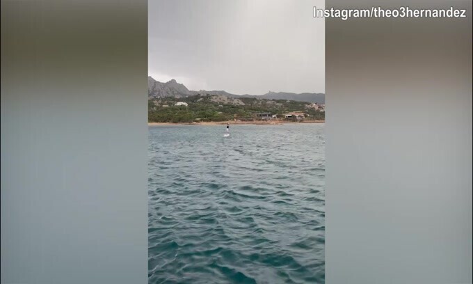 Milan, il "mago" Theo vola sull'acqua