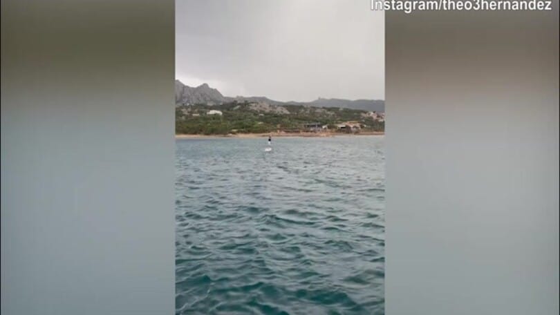 Milan, il "mago" Theo vola sull'acqua