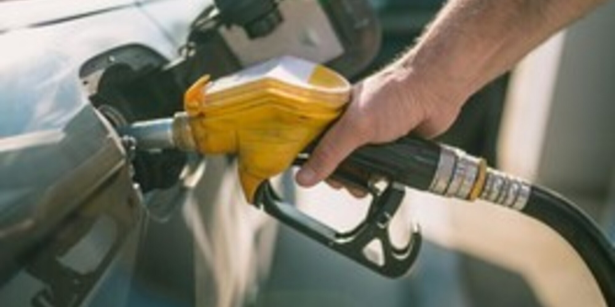 Benzina, calano prezzi: 1,653 euro/litro, da novembre 2020 mai così bassi