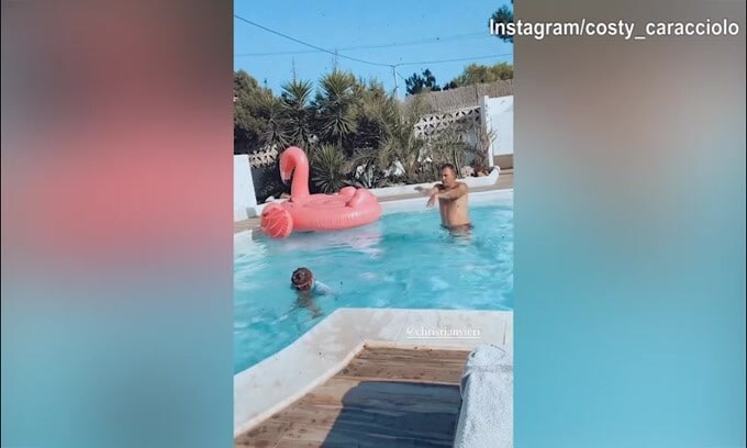 Vieri maestro di nuoto per la figlia