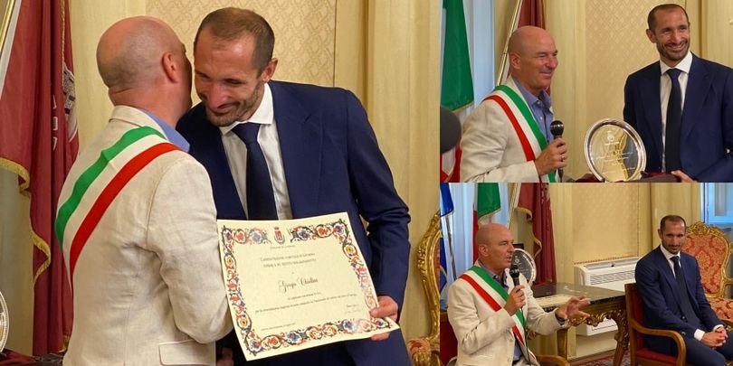 Chiellini premiato dal sindaco di Livorno: "Felice di ricominciare con la Juve"