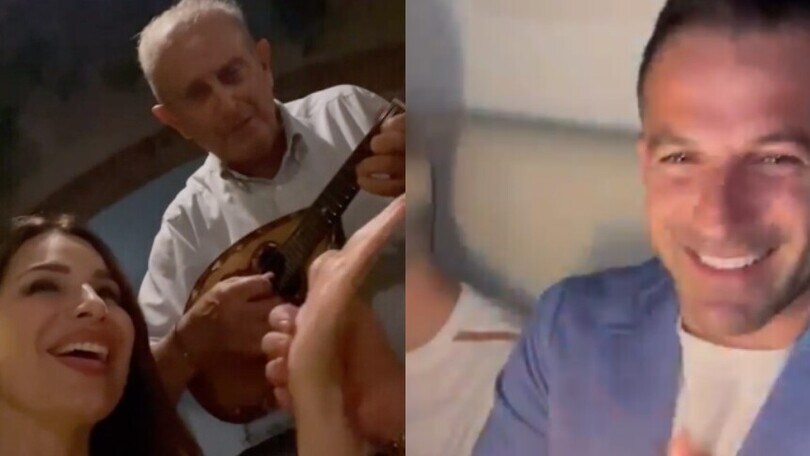 Sonia e Del Piero a Capri cantano "O sole mio"