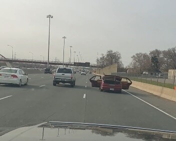 Con le portiere aperte in autostrada: la follia diventa virale!