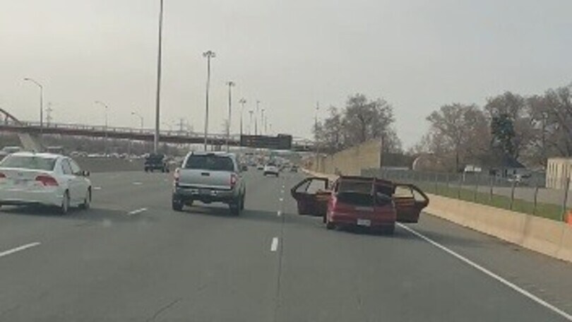 Con le portiere aperte in autostrada: la follia diventa virale!