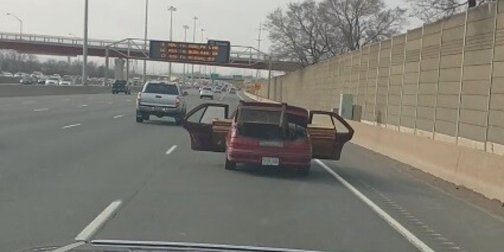 Troppo caldo in autostrada: automobilista folle con le portiere aperte VIDEO
