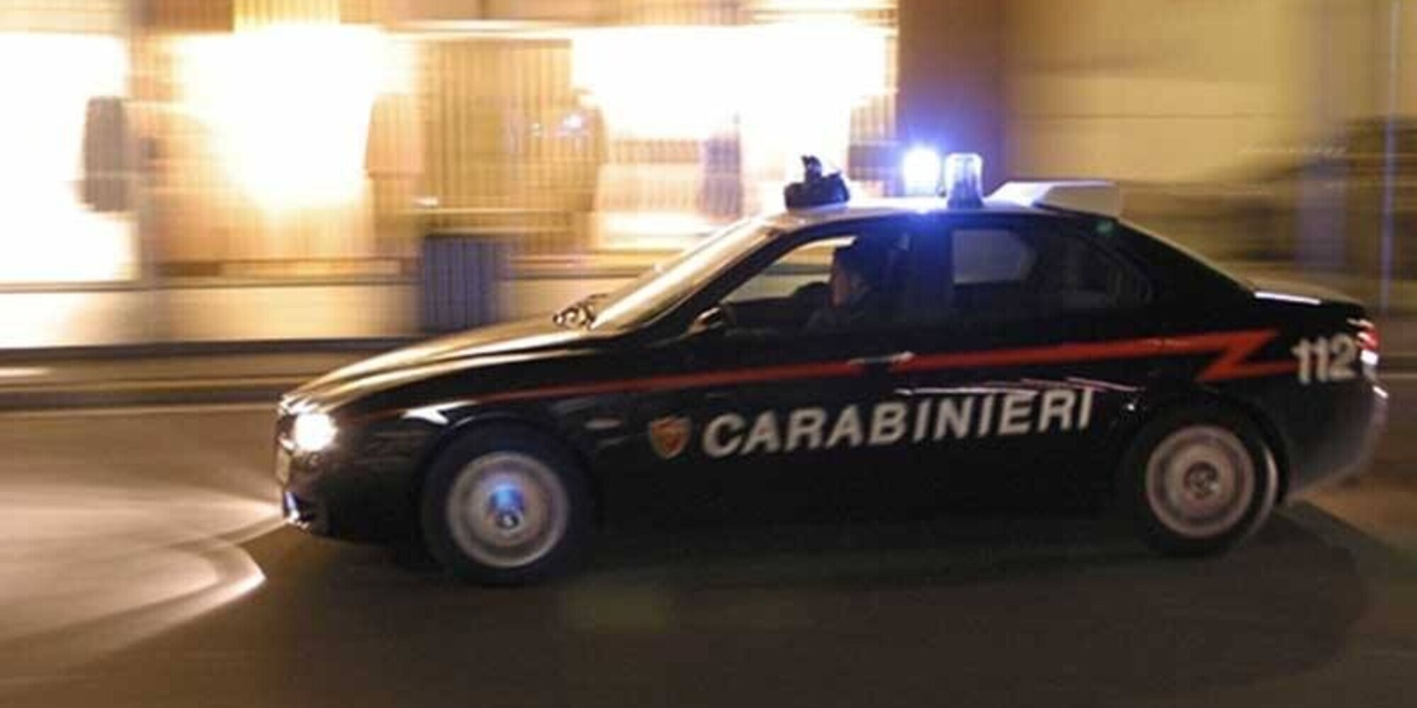 Si dà alla fuga e sperona i Carabinieri: a Napoli inseguimento da oltre 40 minuti