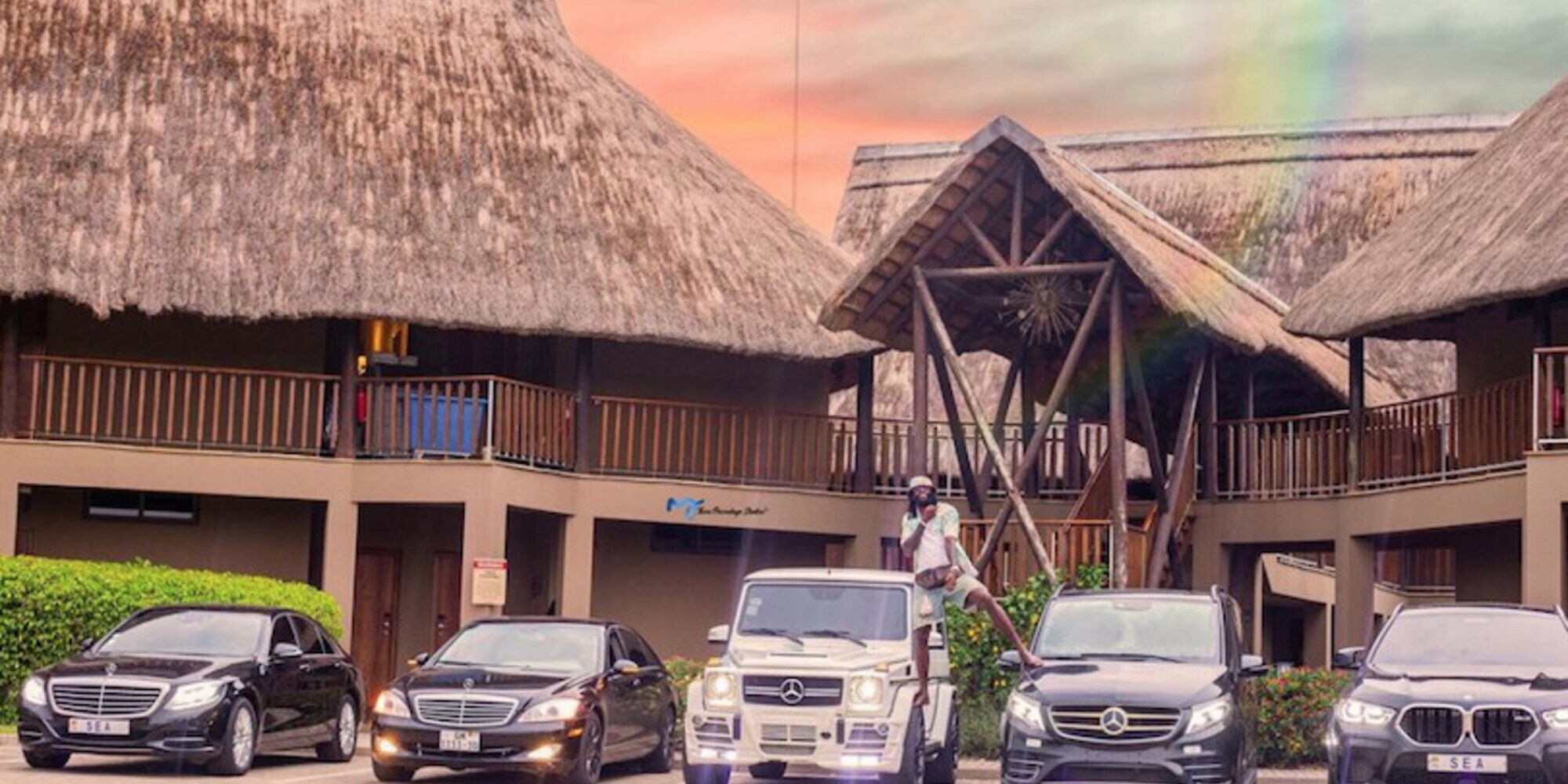 Adebayor e il suo lussuosissimo hangar: tra supercar e moto folli da 21mila euro
