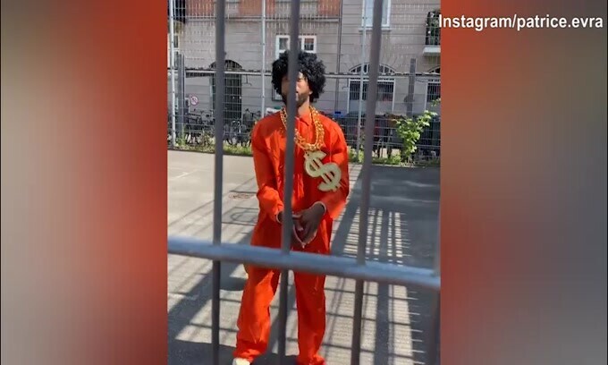 Il nuovo personaggio di Patrice Evra: "Toglietemi internet"