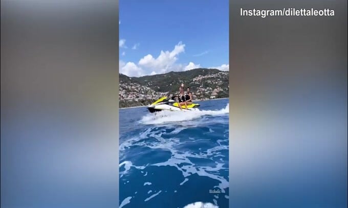 Giro in moto d'acqua per Elodie e Diletta Leotta