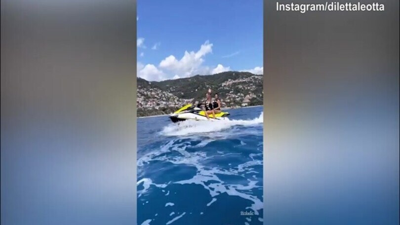 Giro in moto d'acqua per Elodie e Diletta Leotta