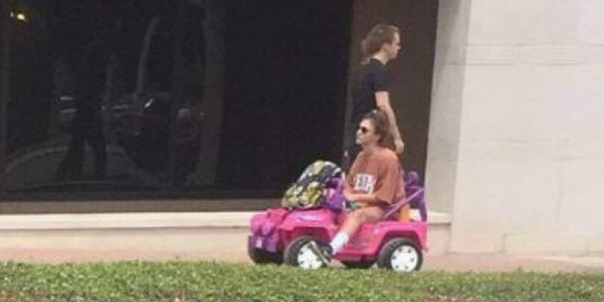 Patente ritirata? Ragazza si mette alla guida della Jeep elettrica di Barbie