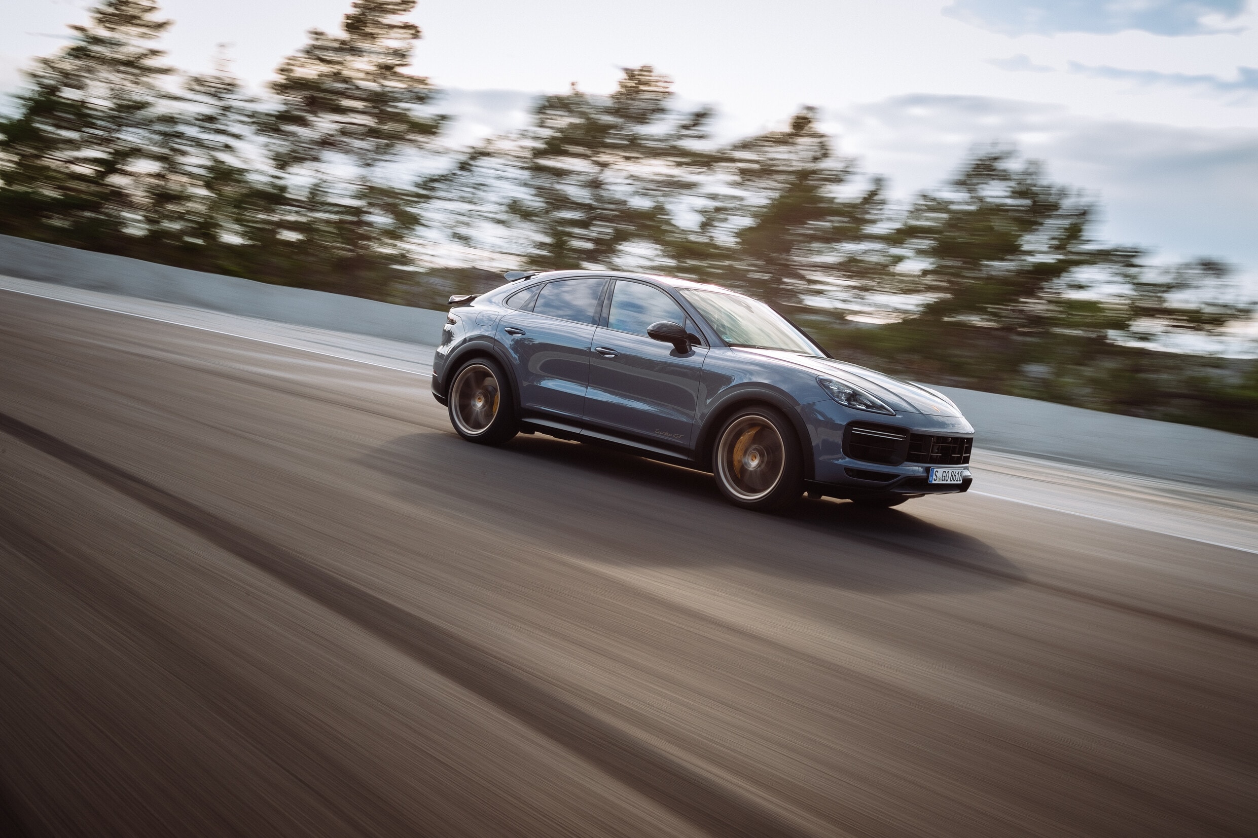 Porsche Cayenne Turbo GT corre in pista