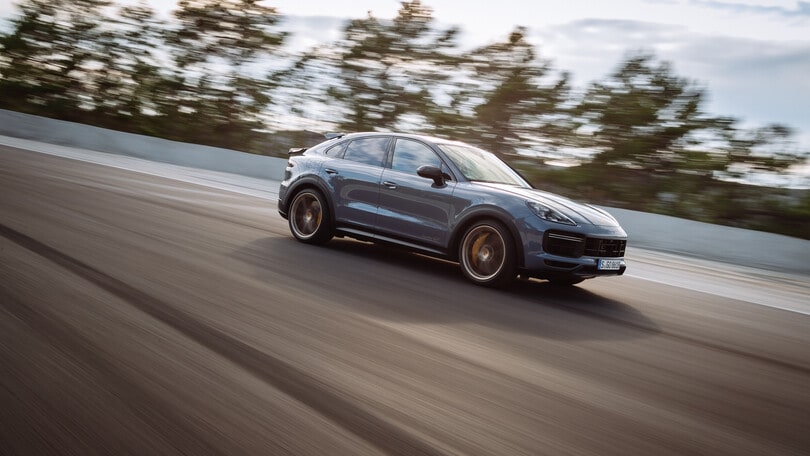 Porsche Cayenne Turbo GT corre in pista