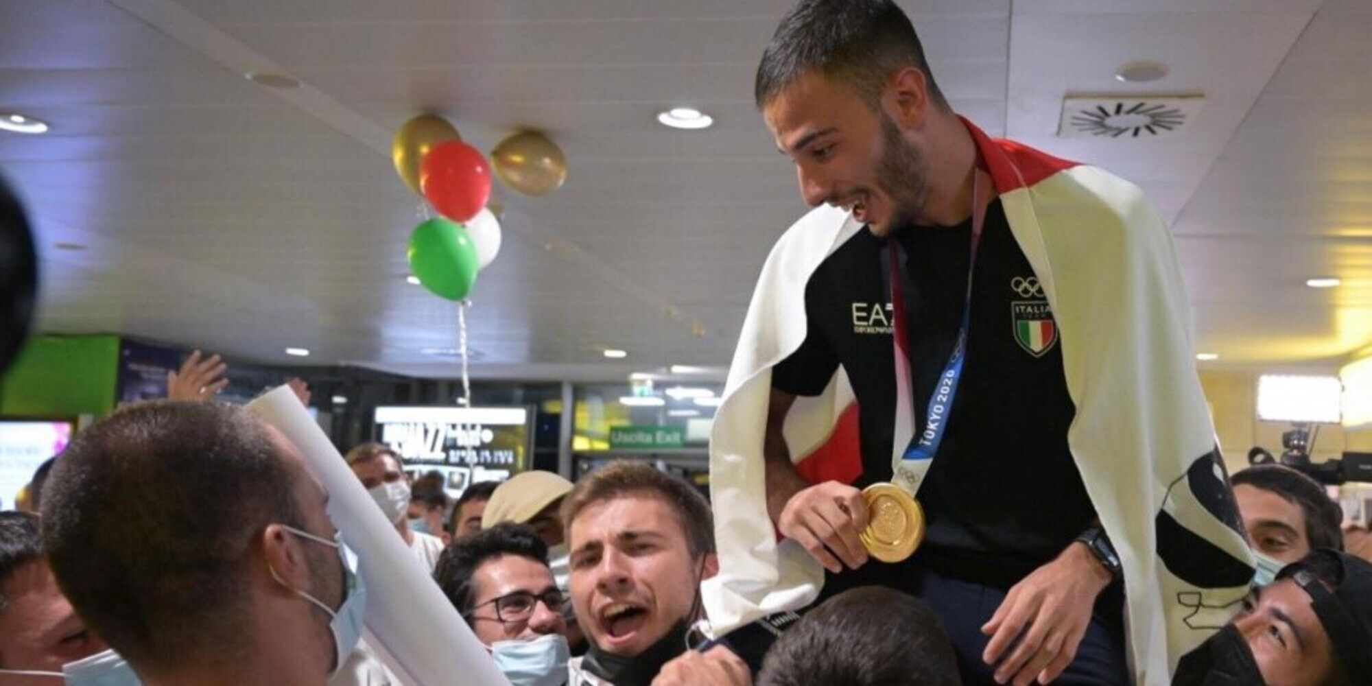 Cagliari, che festa per Patta all'arrivo in aeroporto