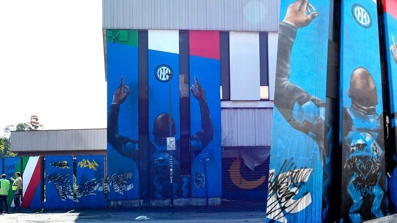 I tifosi dell'Inter imbrattano il murale per Lukaku