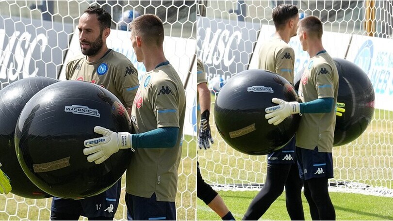 Napoli, show in allenamento con i palloni giganti per i portieri