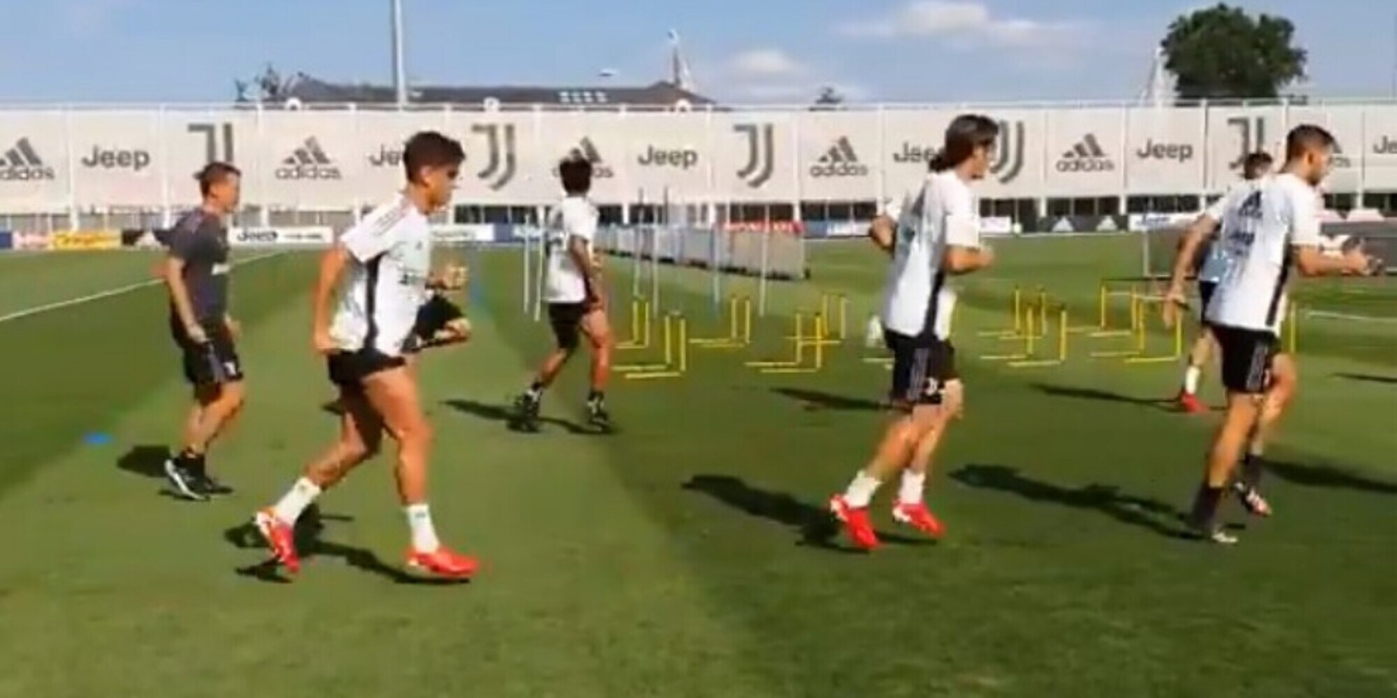 Juve, Dybala rientra in gruppo e si allena al JTC