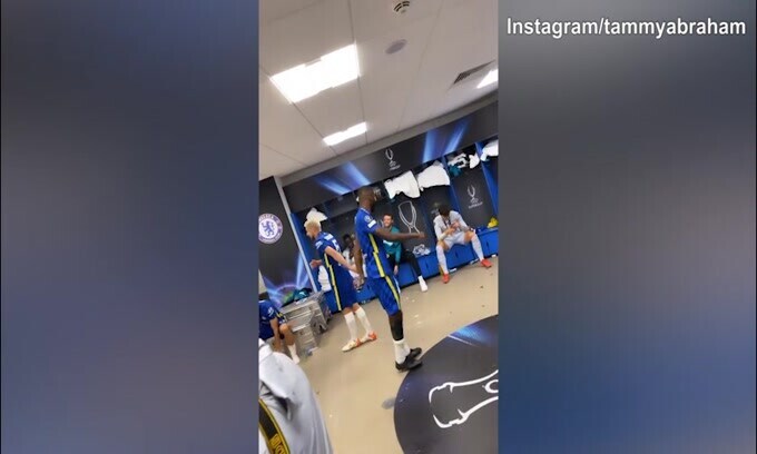 Abraham e il Chelsea, super festa in spogliatoio