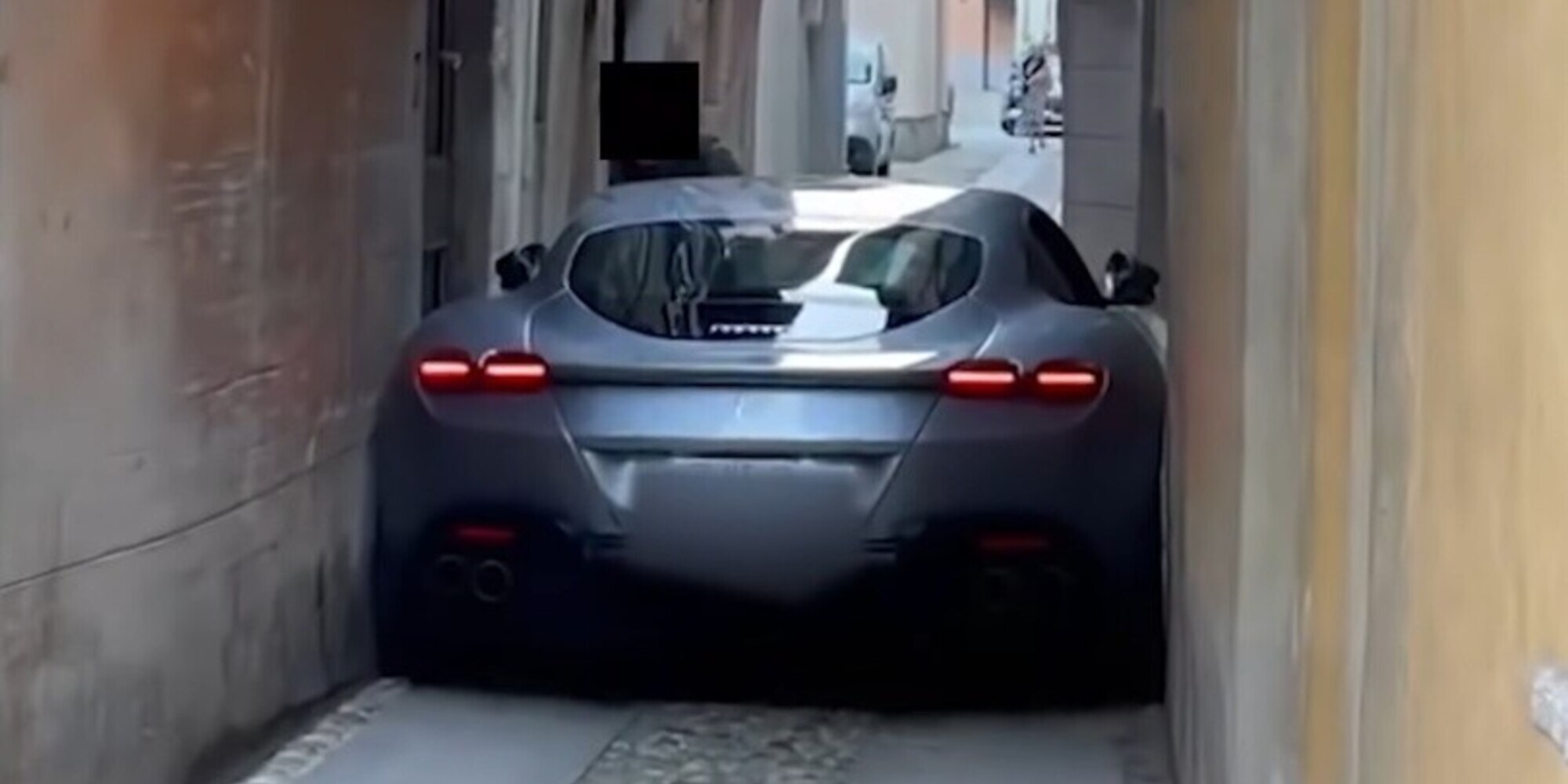 Ferrari Roma: il vicolo è troppo stretto e il bolide... si incastra!