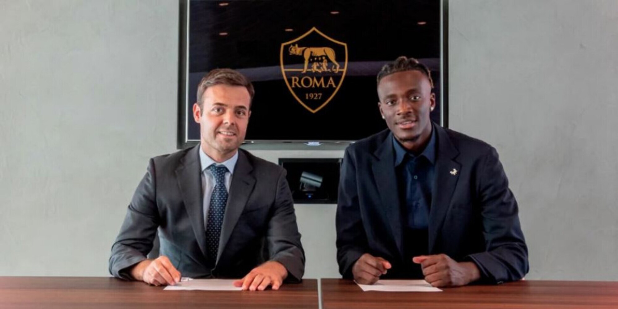 Roma, ufficiale Abraham: "Un grande onore la numero 9"