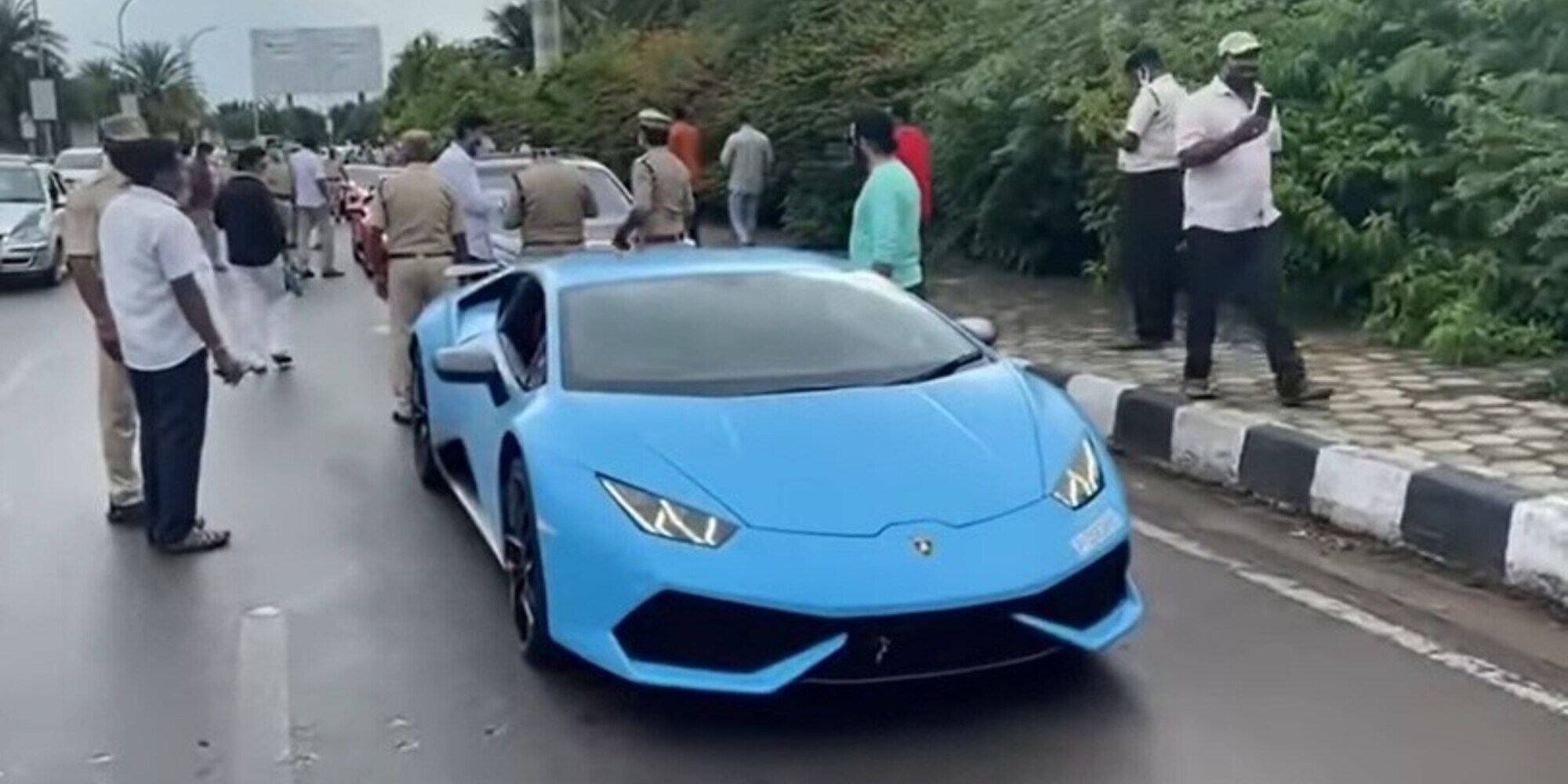 Il raduno di supercar finisce male: sequestrate Lambo, Ferrari e Maserati