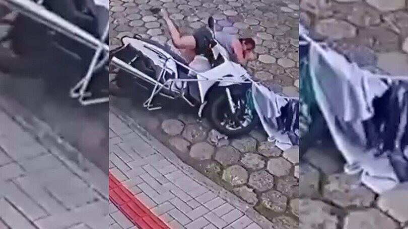 Sale sul motorino e… "stende" il bucato: la caduta è esilarante