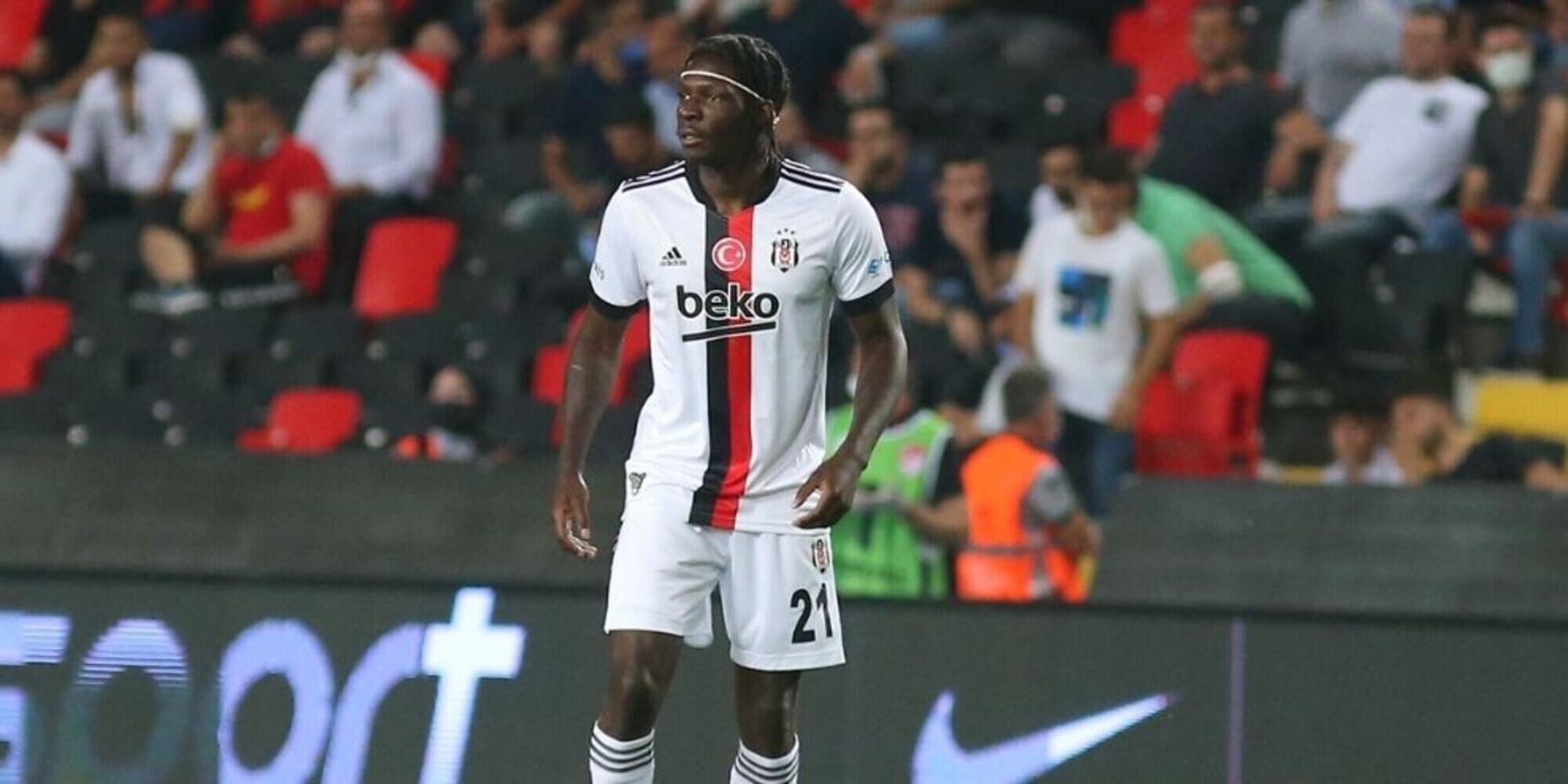 Besiktas, paura per N'Sakala dopo il malore in campo. Il club: "Ora sta meglio"