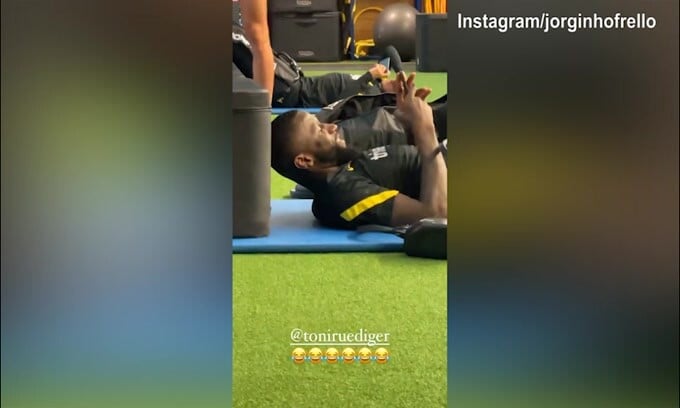 Buon uomore Jorginho, risate con Rudiger e Lukaku