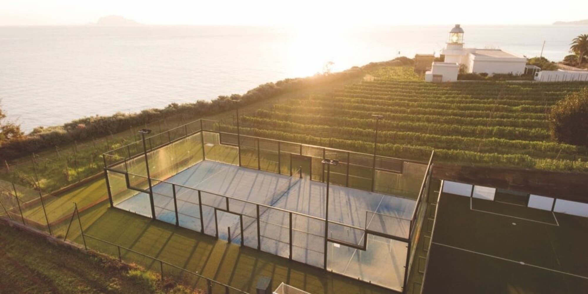 Il padel a Salina, un campo unico