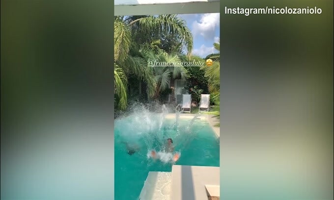 Roma, tuffo in piscina per Zaniolo