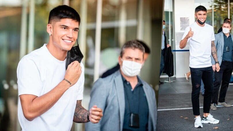 Inter, Correa mostra un sorriso smagliante all'arrivo a Milano