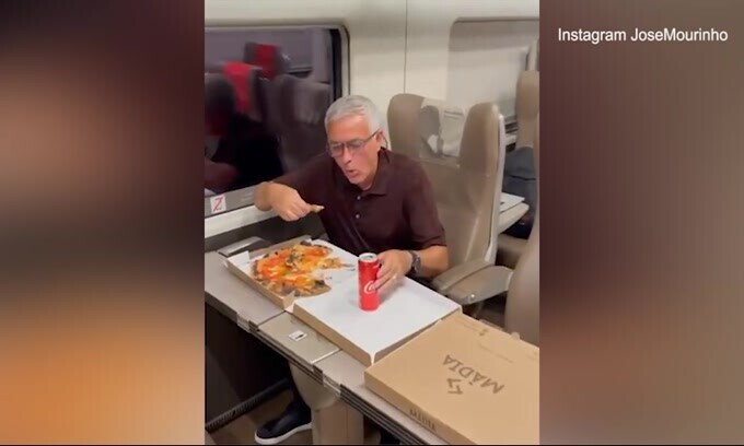 Roma, Josè Mourinho festeggia così la vittoria