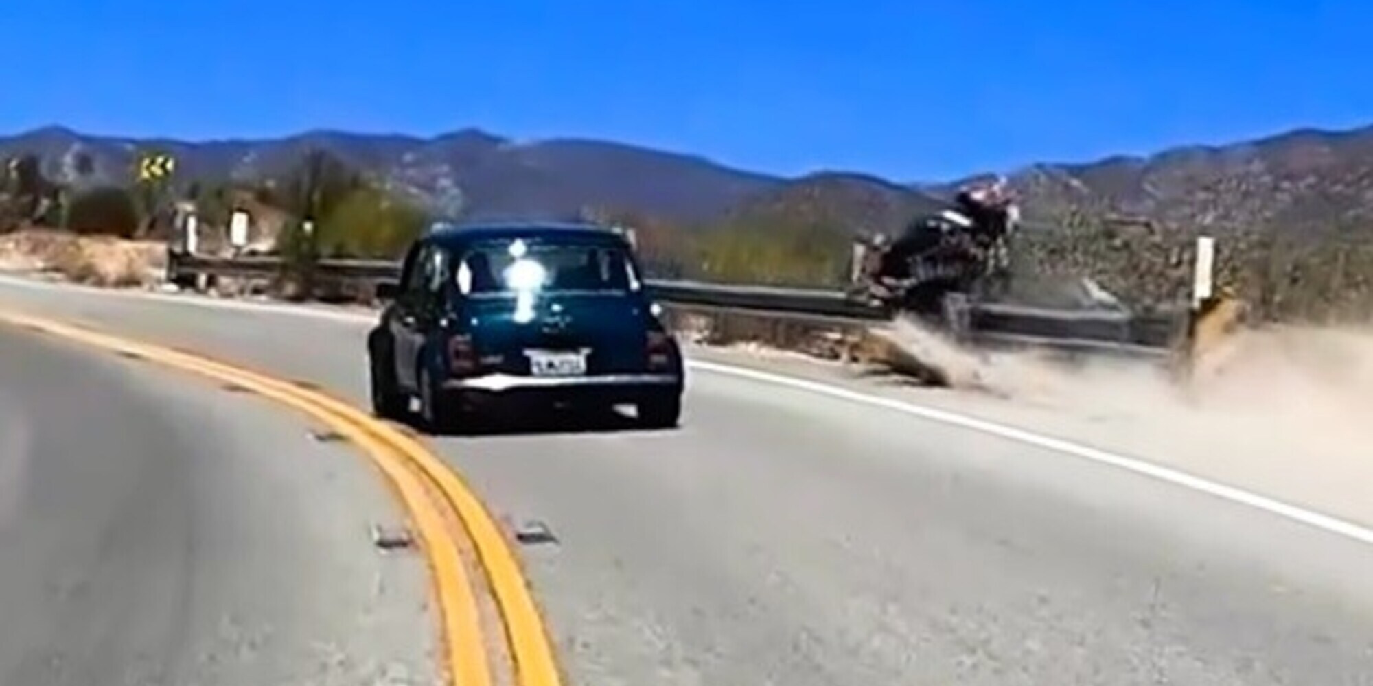Motociclista prova il sorpasso a destra, che incidente! VIDEO