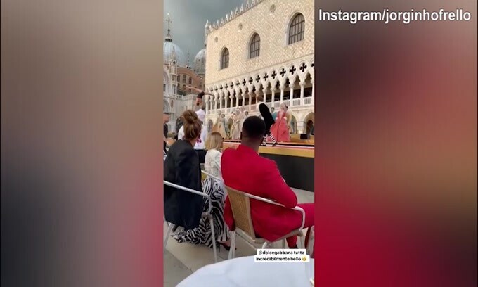 Sfilata Dolce e Gabbana a Venezia, Jorginho riprende tutto