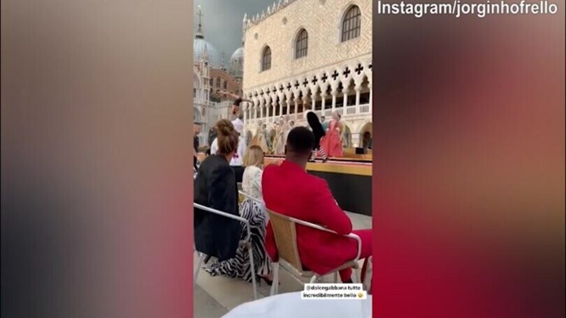 Sfilata Dolce e Gabbana a Venezia, Jorginho riprende tutto