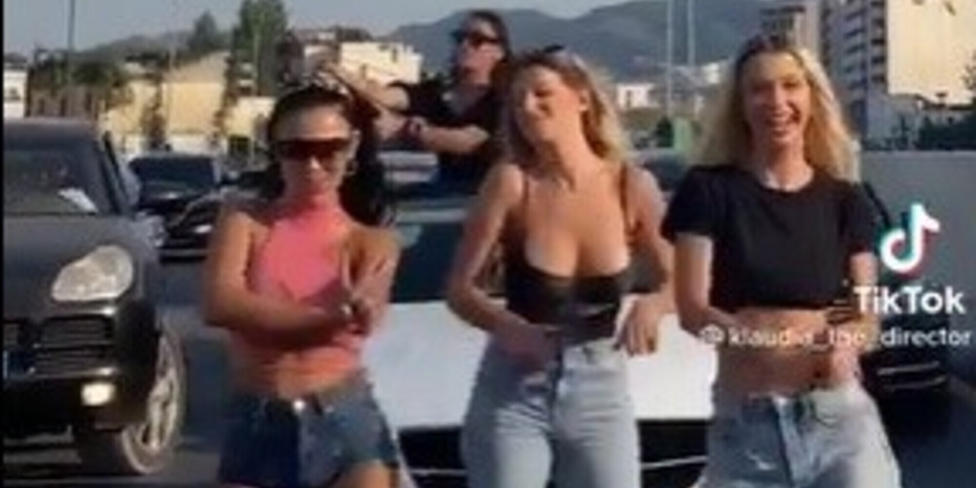 Senza patente, bloccano il traffico per un balletto su TikTok: le influencer sono nei guai