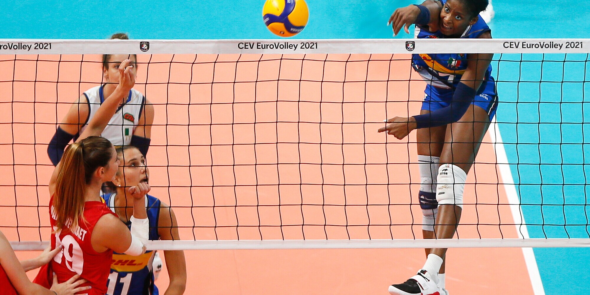 Europei: l'Italia cede un set ma vince l'ottavo col Belgio