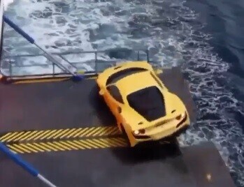 Supercar quasi cade in mare, salvata da una manovra da non credere!