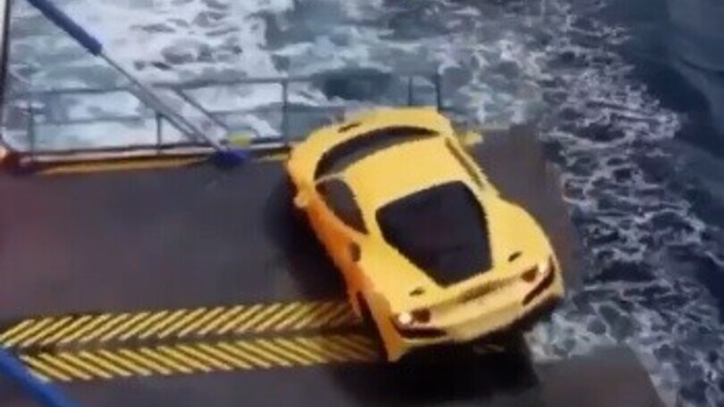 Supercar quasi cade in mare, salvata da una manovra da non credere!