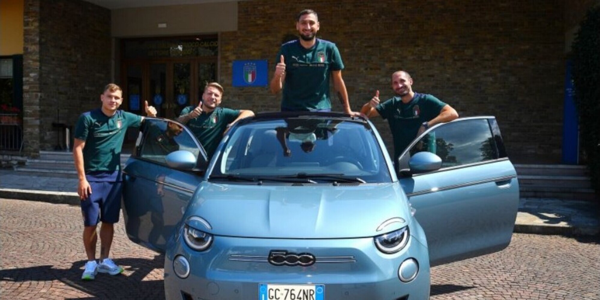 La Nazionale a tutto gas: prima della Bulgaria sfreccia sulla nuova Fiat 500e