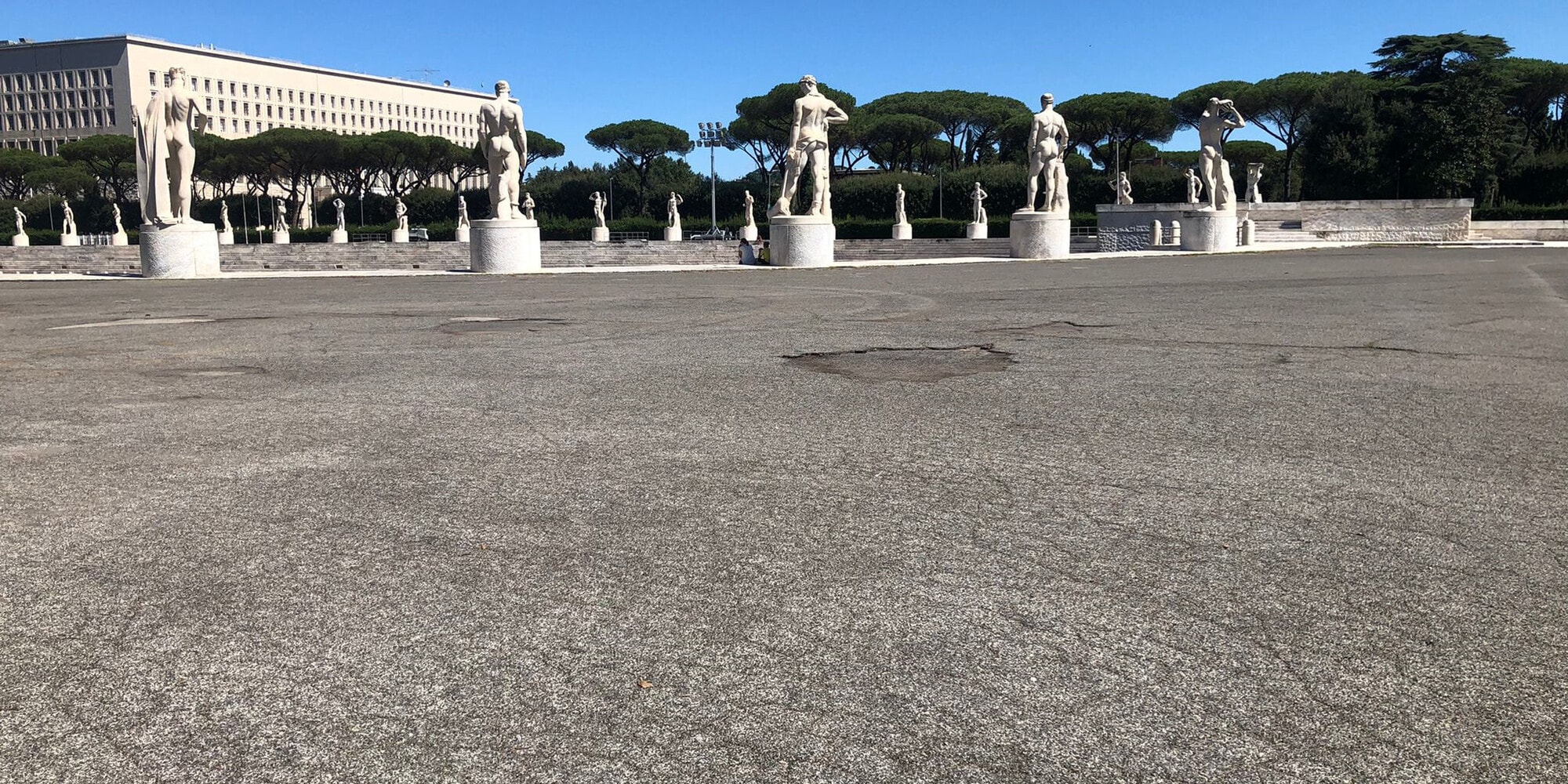 L'asfalto dello Stadio dei Marmi, basterebbe poco per salvaguardare tanta bellezza