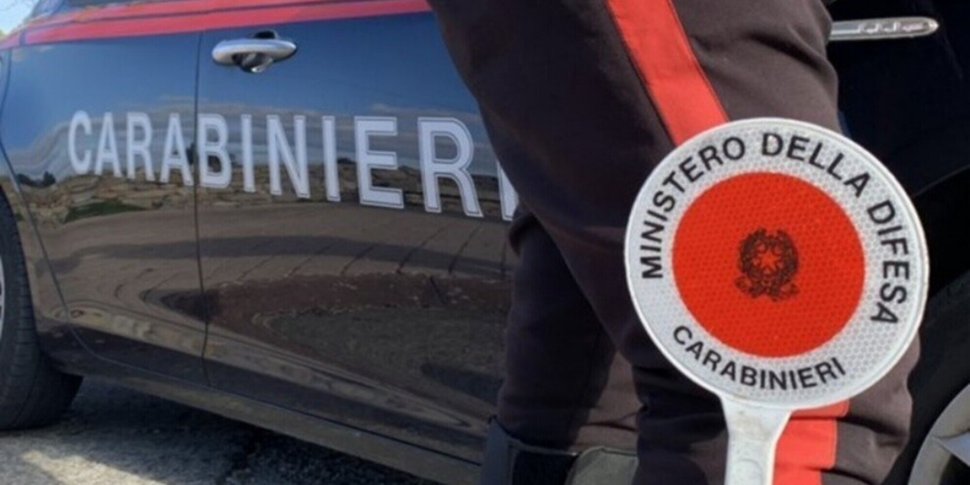 Bagna una mascherina col vino e cerca di bruciare un’auto: la bravata è un disastro
