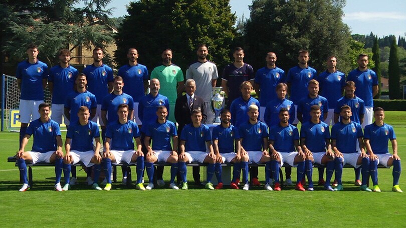 L’Italia di Mancini nella foto ufficiale con la Coppa dell’Europeo