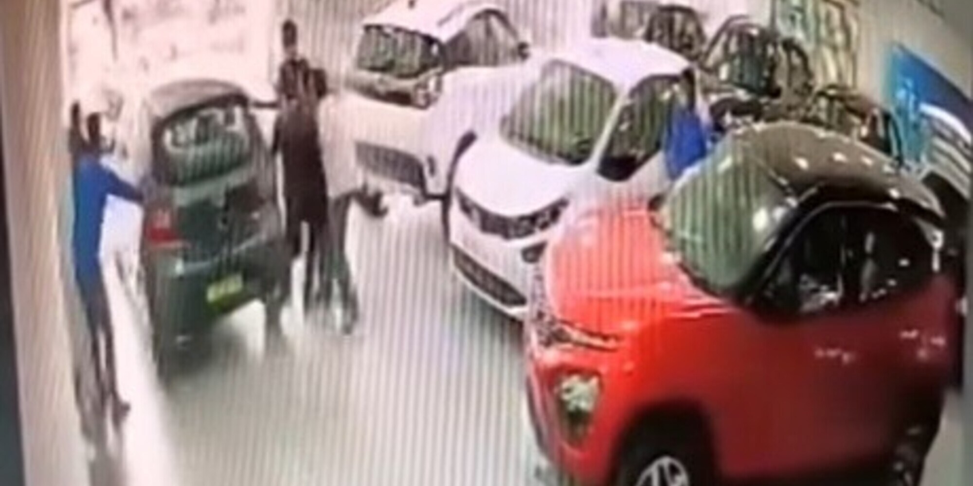 Esagera con l'acceleratore e distrugge l'auto nuova appena comprata dal concessionario! VIDEO